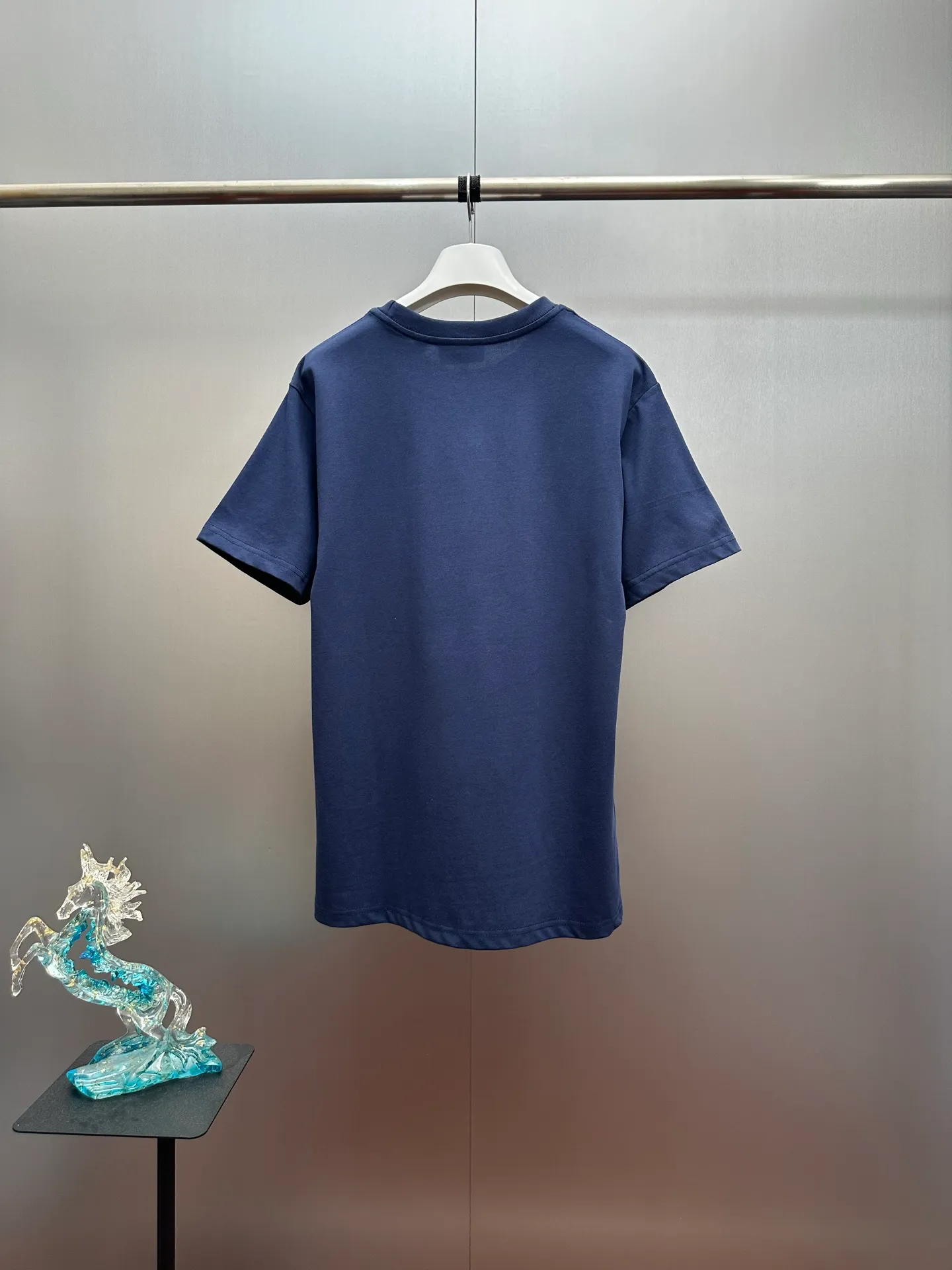 🔥P95💰LACOSTE/Crocodile Spring and Summer Classic Cotton T-shirt Four Seasons Versatile. Original factory customized 230g 100% cotton fabric, soft and skin-friendly, the fabric is solid and skin-friendly, and gently absorbs sweat. The threads are dyed in the same cylinder and there is no color difference. From the collar label to the wiring, the texture is exquisite. The CLASSIC FIT version is body-friendly, and the heavyweight pure cotton made in Peru is skin-friendly and stiff. The small crocodile embroidery is low-key and recognizable, and the embroidered labels are full of color. All brands are custom-made with molds. The details and textures are neat and shiny, and they are definitely not market currency. Original packaging bags, tags, wash marks, and post-label serial numbers are presented. The final item to start the new year, no matter whether worn alone or layered, it is a must-have item for every boy and girl's wardrobe. Color: Black, White, Navy Blue, Gray Size: S M L XL